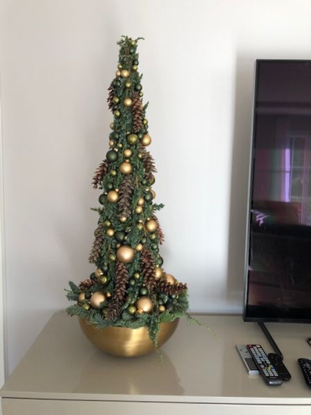 weihnachtsarrangemen_gold_zapfen_privat_haus_deko