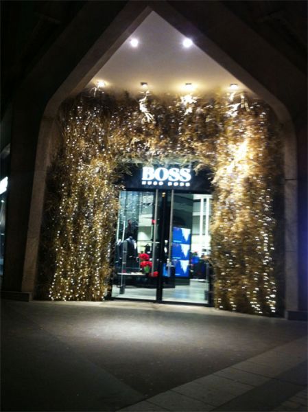 weihnachts_deko_paris_hugo_boss_eingangs_deko_girlande