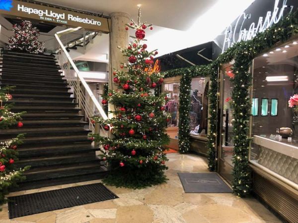 theatinerpassage_nobilis girlande_weihnachtsdeko_weihnachtsbaum_theflowercompanymunich